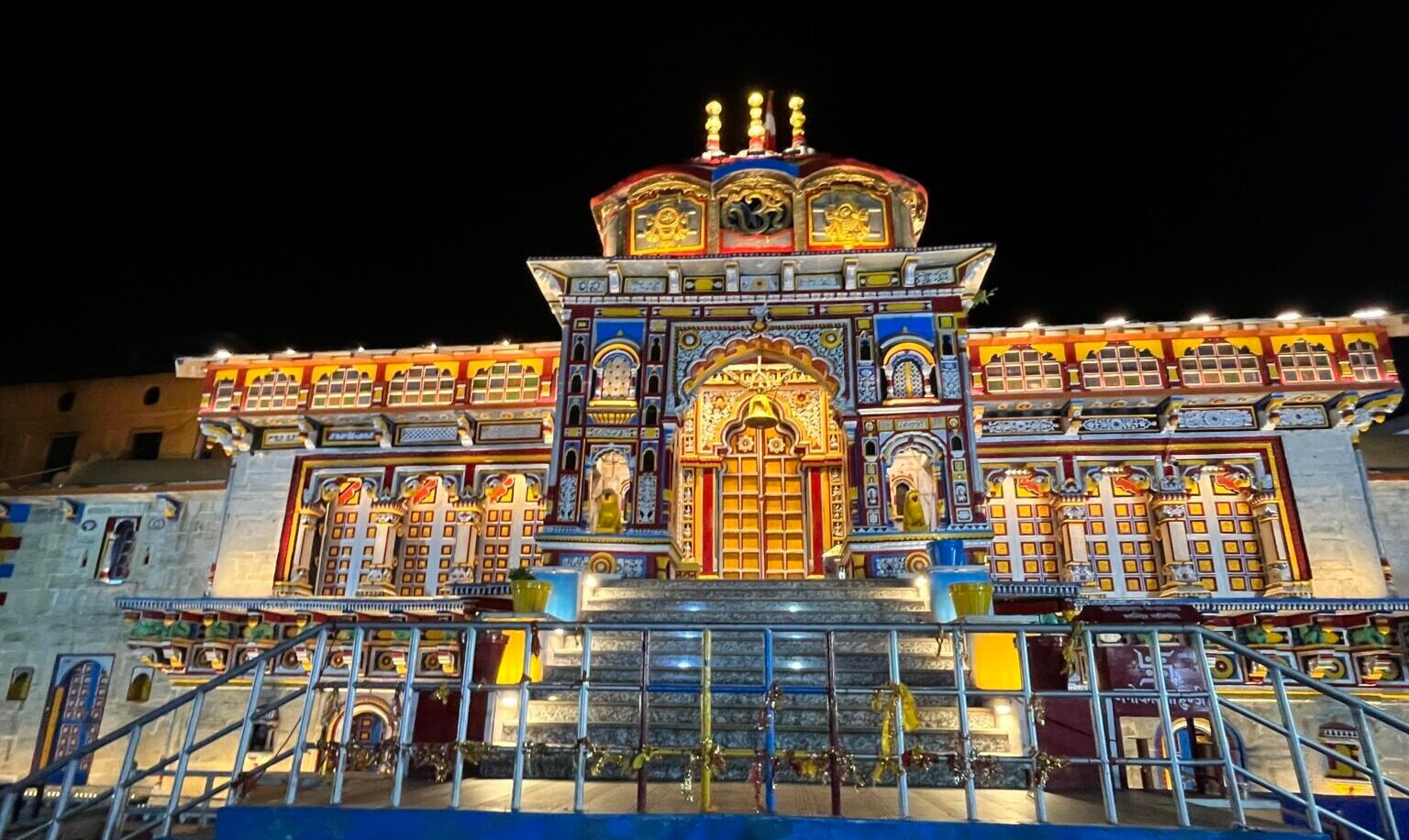 Badrinath temple night view pic